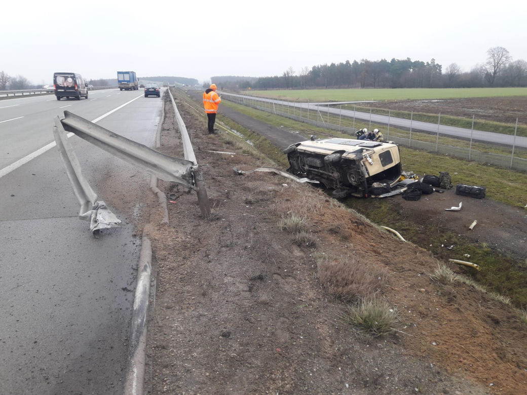 Żołnierz reanimowany po wypadku na A1 pod Piotrkowem. W jego busie pękła opona