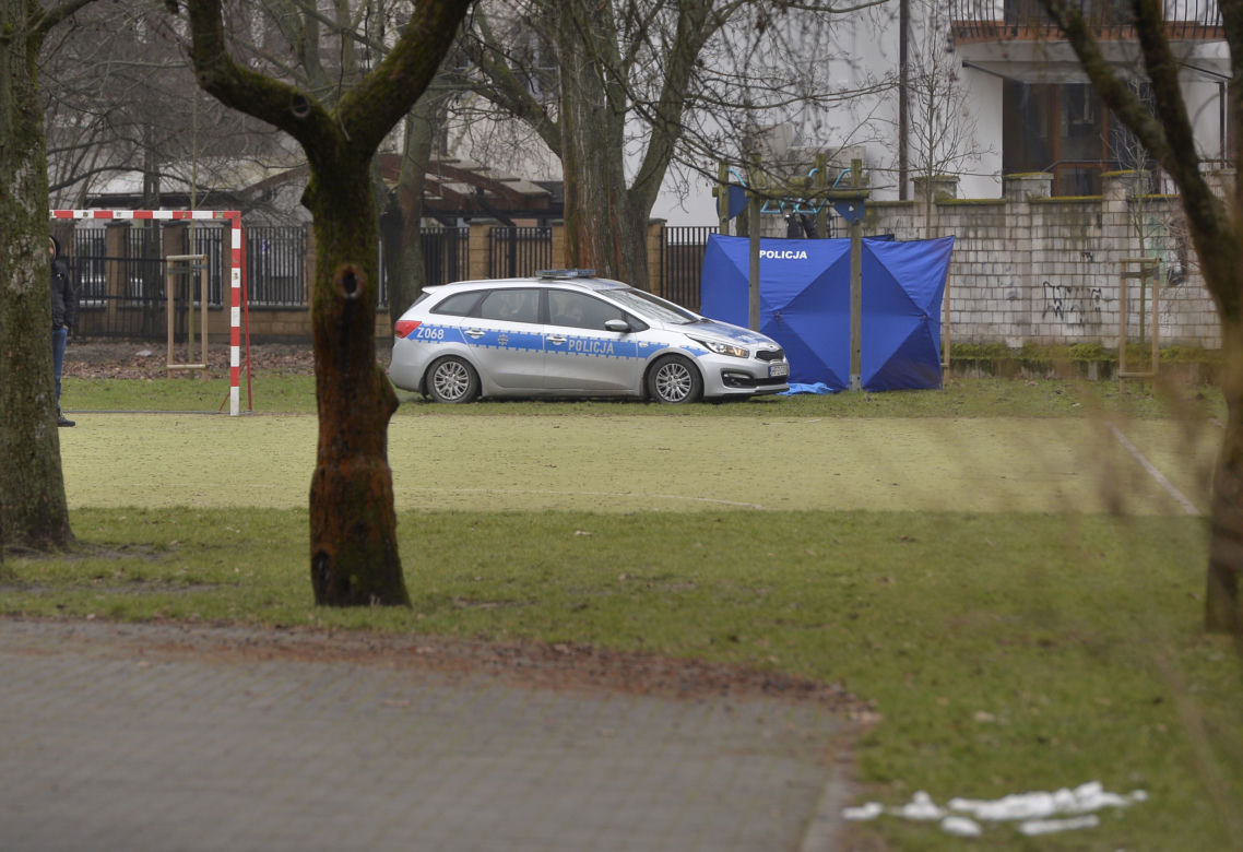 Tragedia na Mokotowie. Zwłoki młodziutkiej kobiety na szkolnym boisku