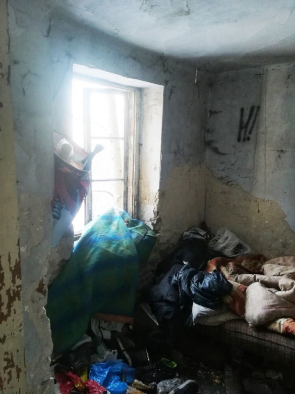Policjanci uratowali mężczyznę przed wychłodzeniem
