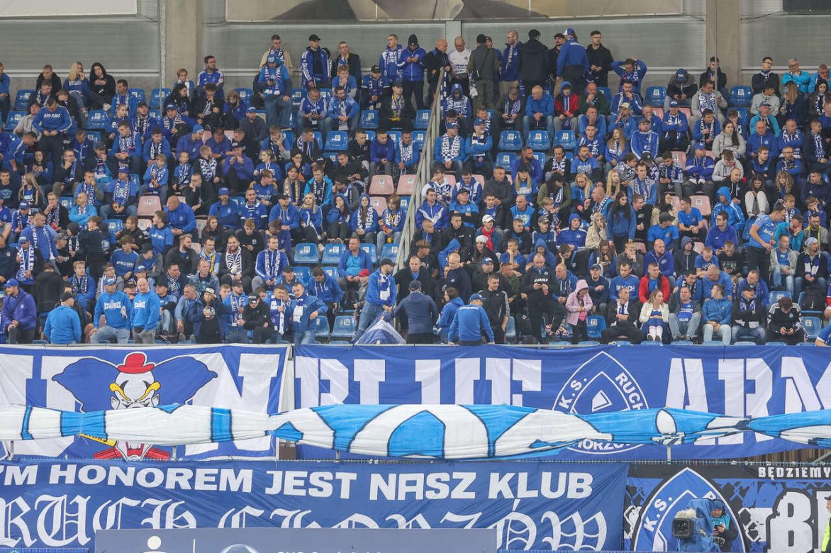 Smutne pożegnanie Ruchu Chorzów. Kibice dojechali na mecz z Pogonią, ale piłkarze już nie ZDJĘCIA