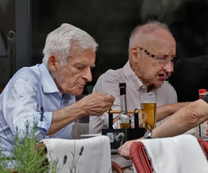 Premier Jerzy Buzek chłodzi się piwkiem