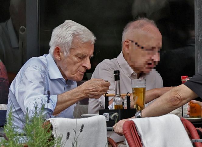 Premier Jerzy Buzek chłodzi się piwkiem