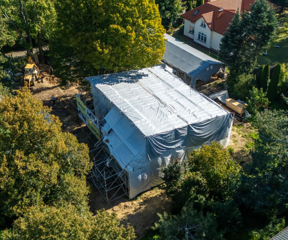 Zielona Willa w Komorowie pod plandeką i rusztowaniami podczas remontu. O pracach konserwatorskich czytaj w Architektura.