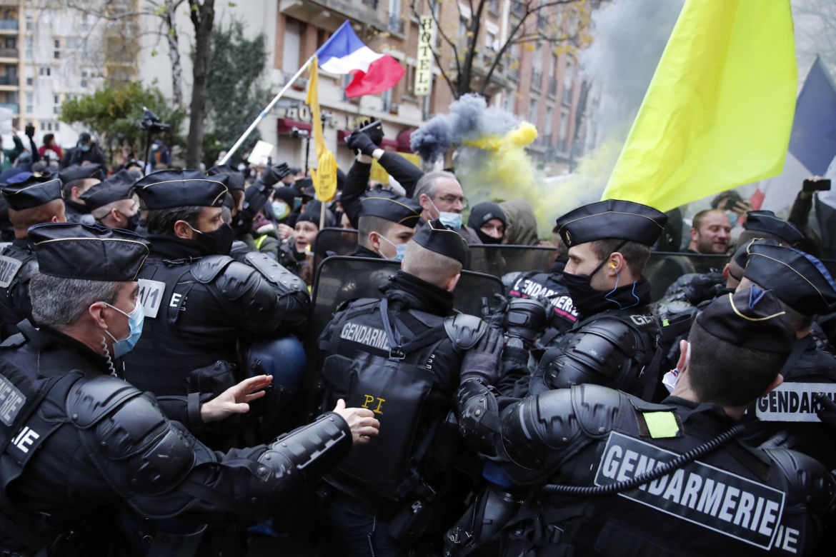 Francja płonie! Wielki atak na policję, dziesiątki rannych