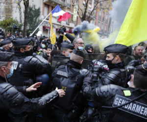 Francja płonie! Wielki atak na policję, dziesiątki rannych
