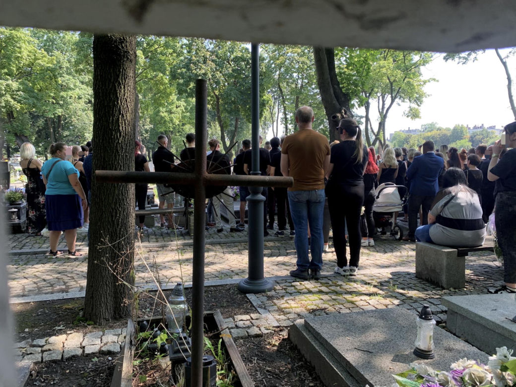 Pogrzeb 18-letniej Wiktorii. Biała urna z prochami spoczęła w grobie. Ból, który rozdziera serca