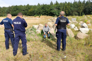 Pomorskie: Pies tropiący pomógł odnaleźć zaginionego seniora. Leżał w głębokiej trawie
