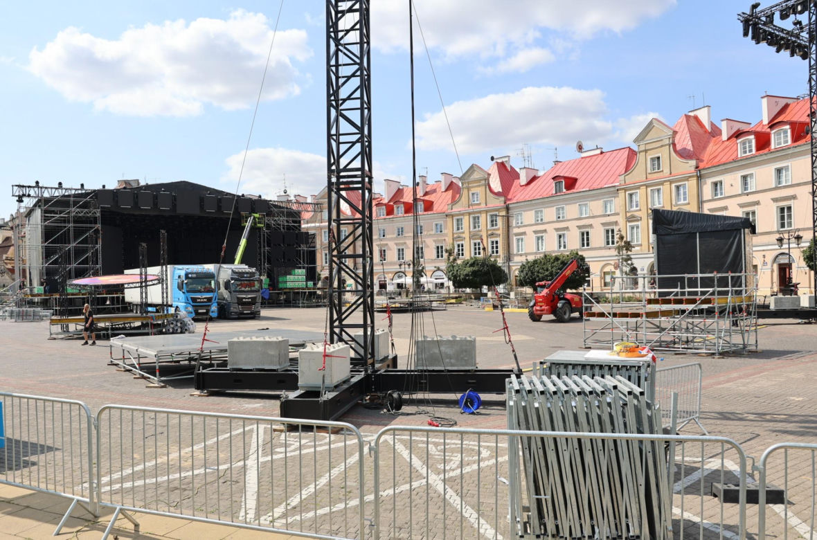 Przed sobotnim koncertem trwa budowa sceny na pl. Zamkowym w Lublinie