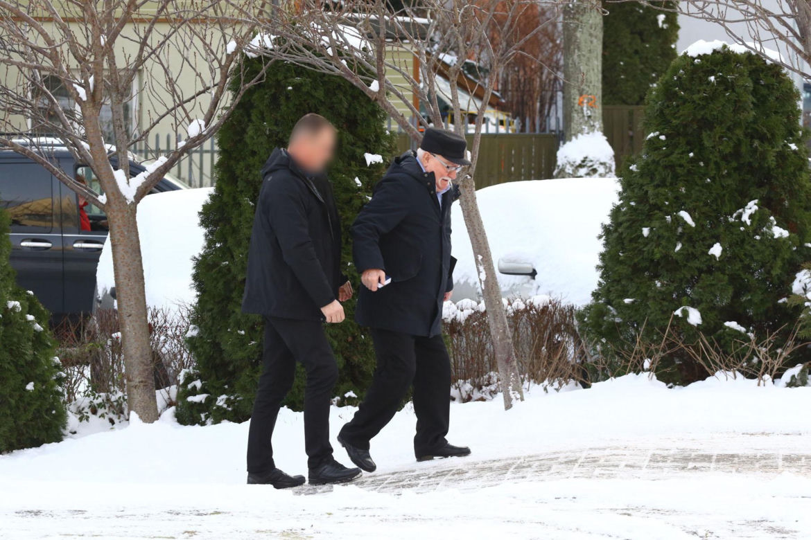 Lech Wałęsa ślizga się na chodniku w drodze do kościoła