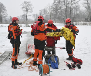 Gdy załamie się lód. Co robić, by uratować siebie lub kogoś, gdy wpadnie do wody?