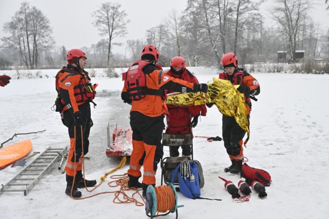 Gdy załamie się lód. Co robić, by uratować siebie lub kogoś, gdy wpadnie do wody?