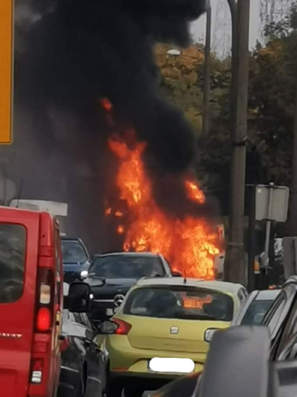 Bydgoszcz: Pożar samochodu dostawczego na ul. Fordońskiej [ZDJĘCIA]