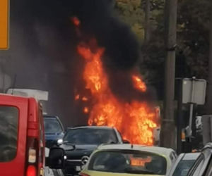 Bydgoszcz: Pożar samochodu dostawczego na ul. Fordońskiej [ZDJĘCIA]