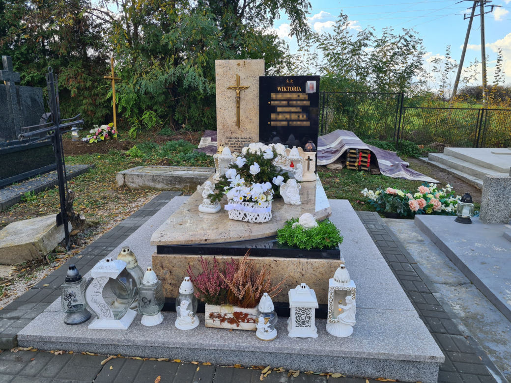 Para narzeczonych zmarła w Holandii. Napisy na grobach Wiktorii i Konrada sprawiają, że pęka serce 