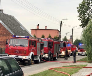 Pożar budynku w Wałdowie! Z ogniem walczyło 5 zastępów straży pożarnej [ZDJĘCIA]