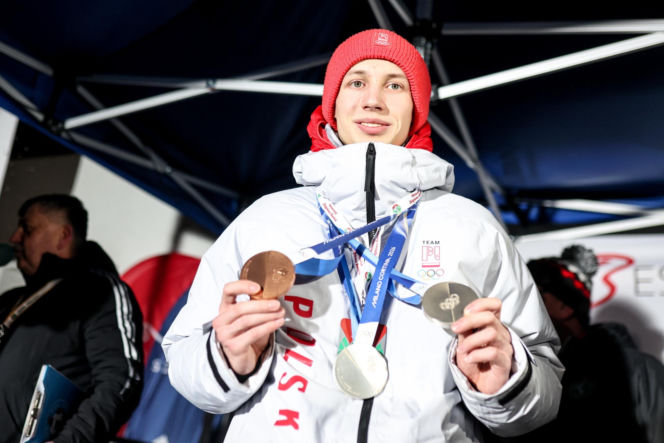 Kacper Tomasiak zaliczył dramatycznie wyglądający upadek w Vikersund