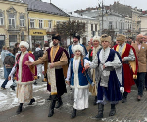 Polonez maturzystów na Rynku w Nowym Sączu