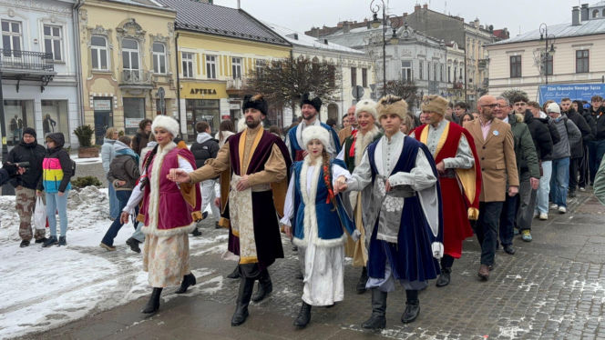 Polonez maturzystów na Rynku w Nowym Sączu