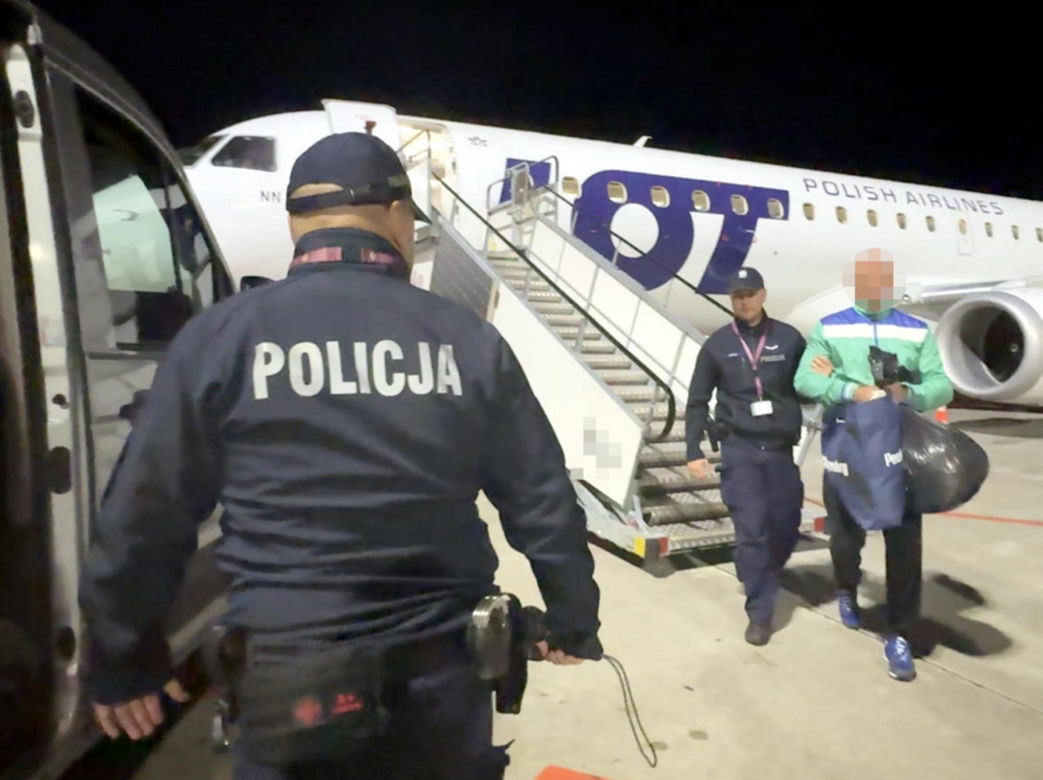 Jeden z podejrzanych o napad na jubilera w Galerii Mokotów przetransportowany do Polski
