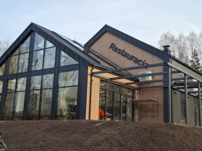 Zobacz jak zmienia się otoczenie Dębu Bartek w Zagnańsku