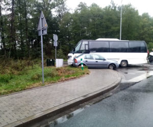 Zderzenie busa z samochodem dostawczym w Nowych Żukowicach