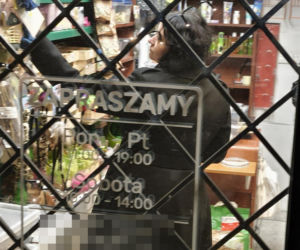 Anna Maria Żukowska buszuje w kwiatach