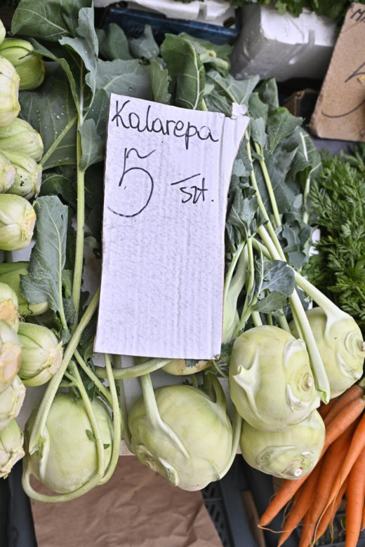 Truskawki po 8 zł, kalafior po 12 zł. Sprawdziliśmy ceny na stołecznych bazarach. Są zaskoczenia! 