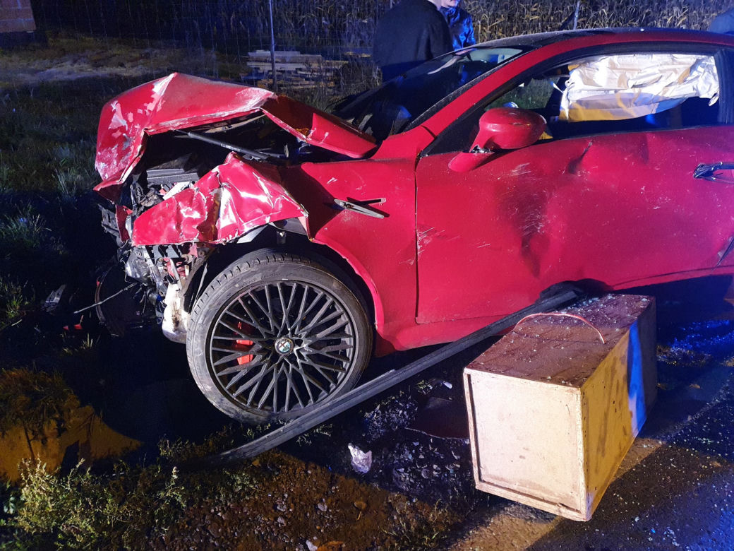 Trzy osoby ranne po czołowym zderzeniu osobówek. 21-latek stracił panowanie nad seatem