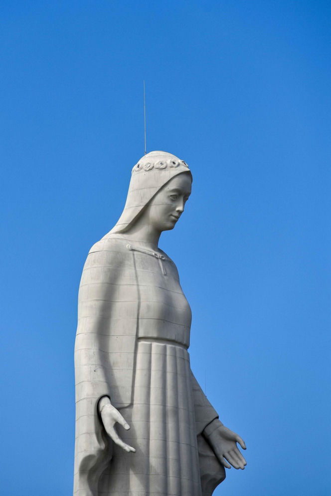 Teren wokół rekordowego pomnika Matki Boskiej w Konotopiu zamknięty z powodów bezpieczeństwa. Chętnych na zwiedzanie jednak nie brakuje