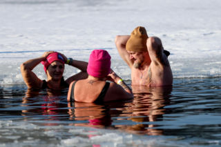 Różowe morsowanie idealne na pomaganie. Trzy Stawy opanowali amatorzy zimnych kąpieli