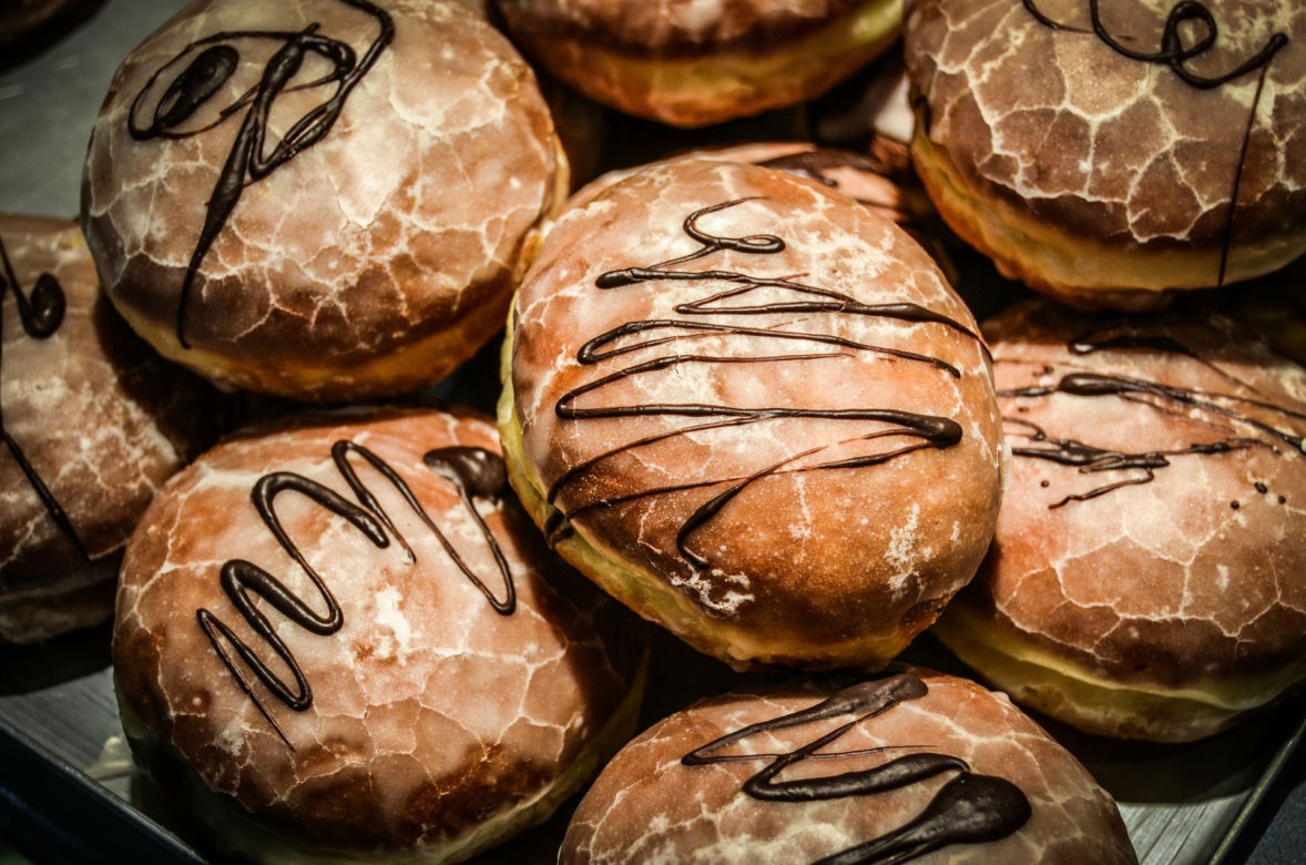 Tłusty czwartek 2020. Gdzie kupić TANIE pączki i faworki? Zobacz ceny! [Biedronka, Lidl, Auchan, Carrefour, Żabka, PSS Społem]