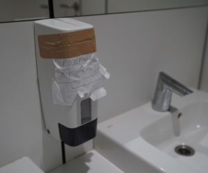 Plaga bezdomnych alkoholików na dworcu w Kielcach! Wypijają nawet płyn do dezynfekcji!