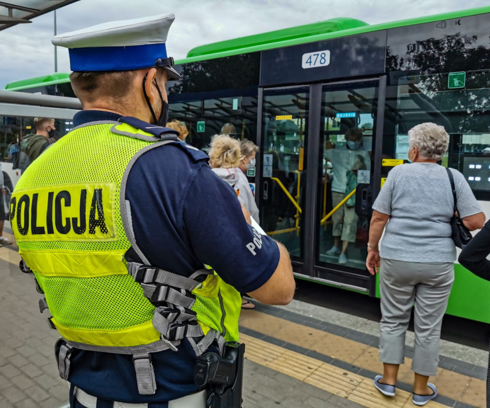 Białystok. Policjanci sprawdzają, czy pasażerowie BKM noszą maseczki. Za jej brak jest 500 zł mandatu [ZDJĘCIA]