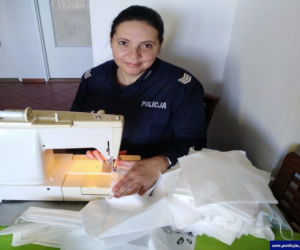 Policjantka z Pisza szyje maseczki ochronne