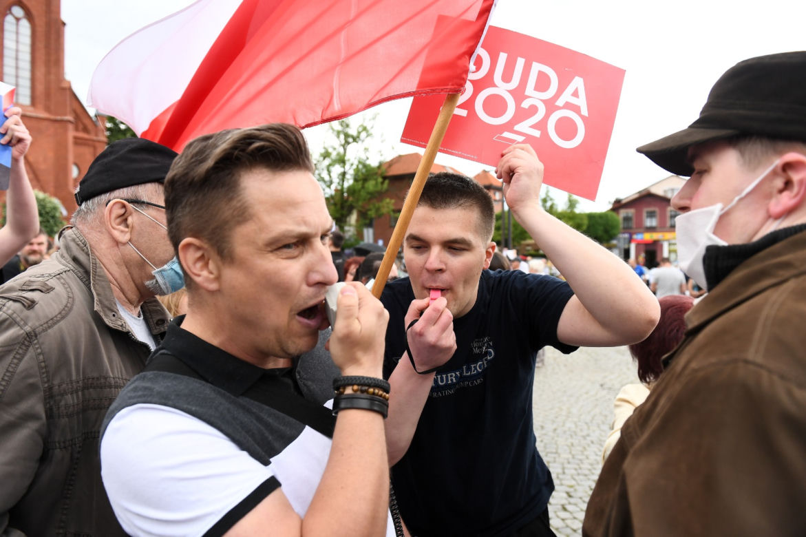 Kartuzy: Trzaskowski poskubał truskawek. Kaszubi go pogonili [ZDJĘCIA]
