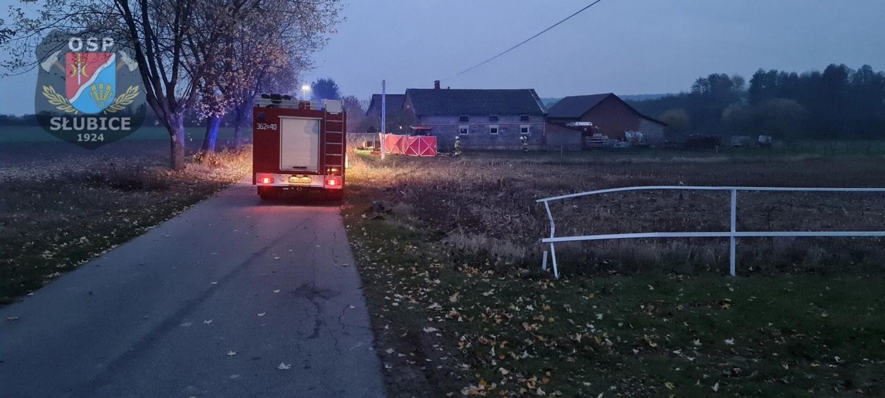 Makabryczny wypadek pod Płockiem. Osobówka wbiła się w stojący traktor. Kierujący nie miał szans