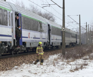 Pociąg i auto są w ogniu! Horror na przejeździe kolejowym pod Warszawą