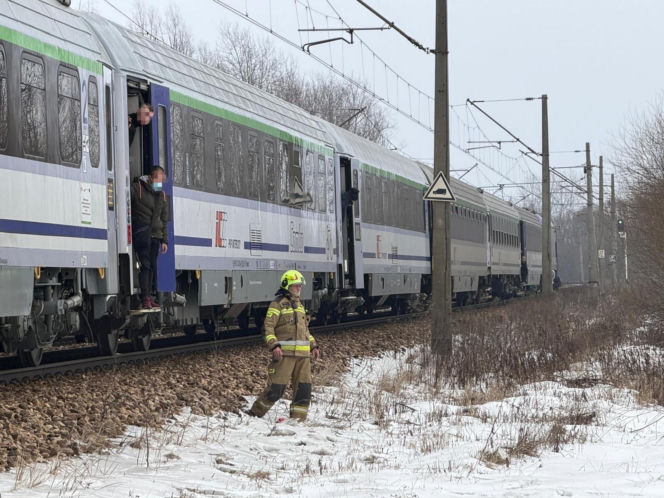 Pociąg i auto są w ogniu! Horror na przejeździe kolejowym pod Warszawą