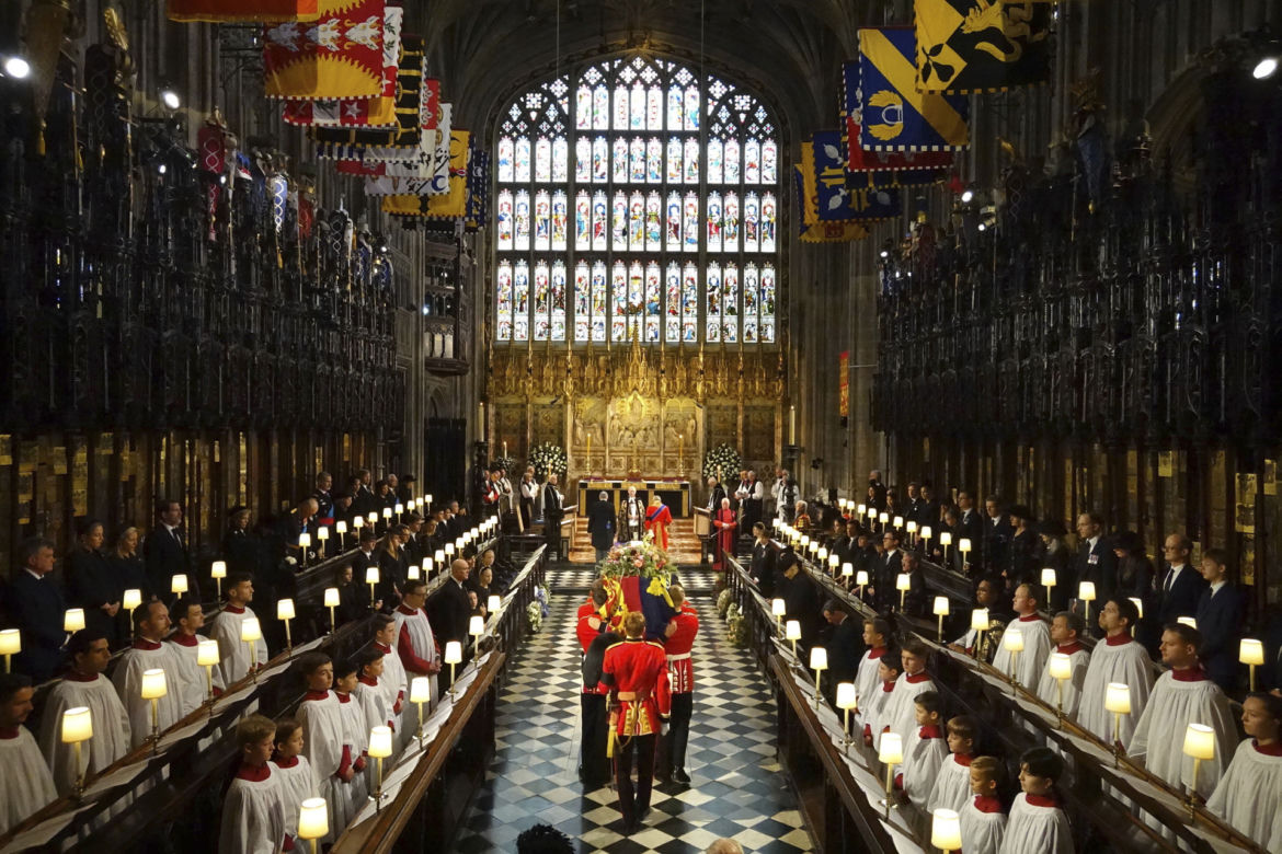 Trumna z ciałem Królowej przybyła do Westminsteru