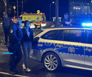 Atak młotkiem w tramwaju