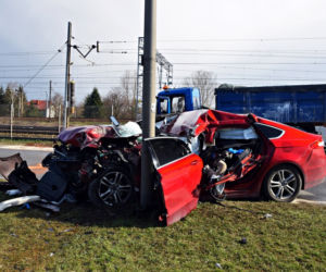 Czołowe zderzenie osobówki z ciężarówką