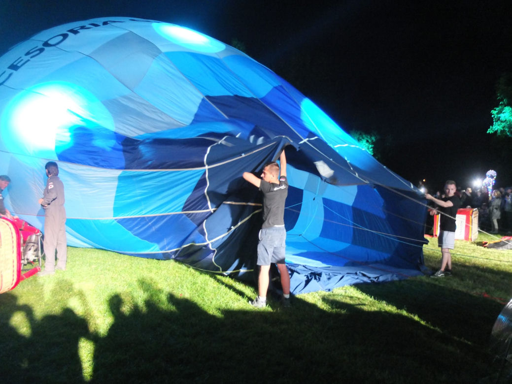 W dzień latały, nocą ziały ogniem. Nocny pokaz balonów w Nałęczowie 