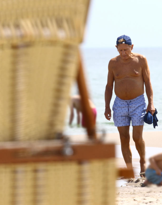 Smutny Englert samotni snuje się po plaży, Zona aktora wybrała zimną północ