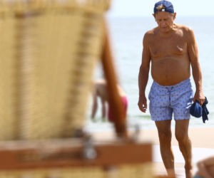 Smutny Englert samotni snuje się po plaży, Zona aktora wybrała zimną północ