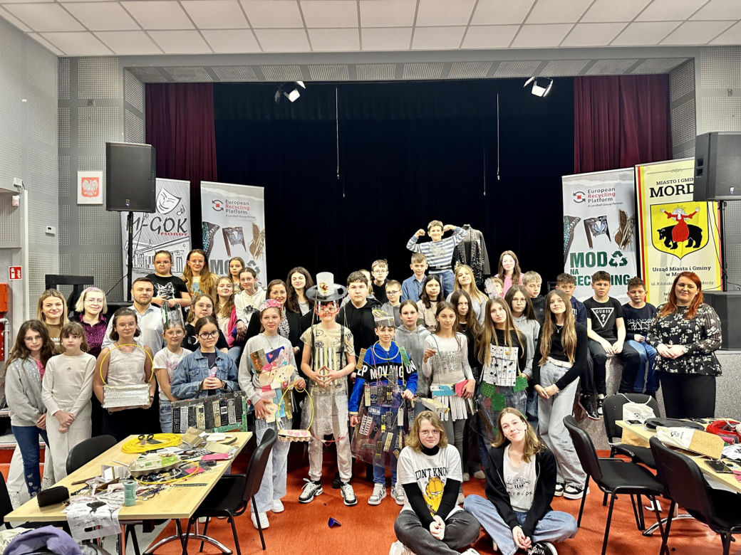 Szykowne śmieci – projekt „Moda na recykling” w gminie Mordy