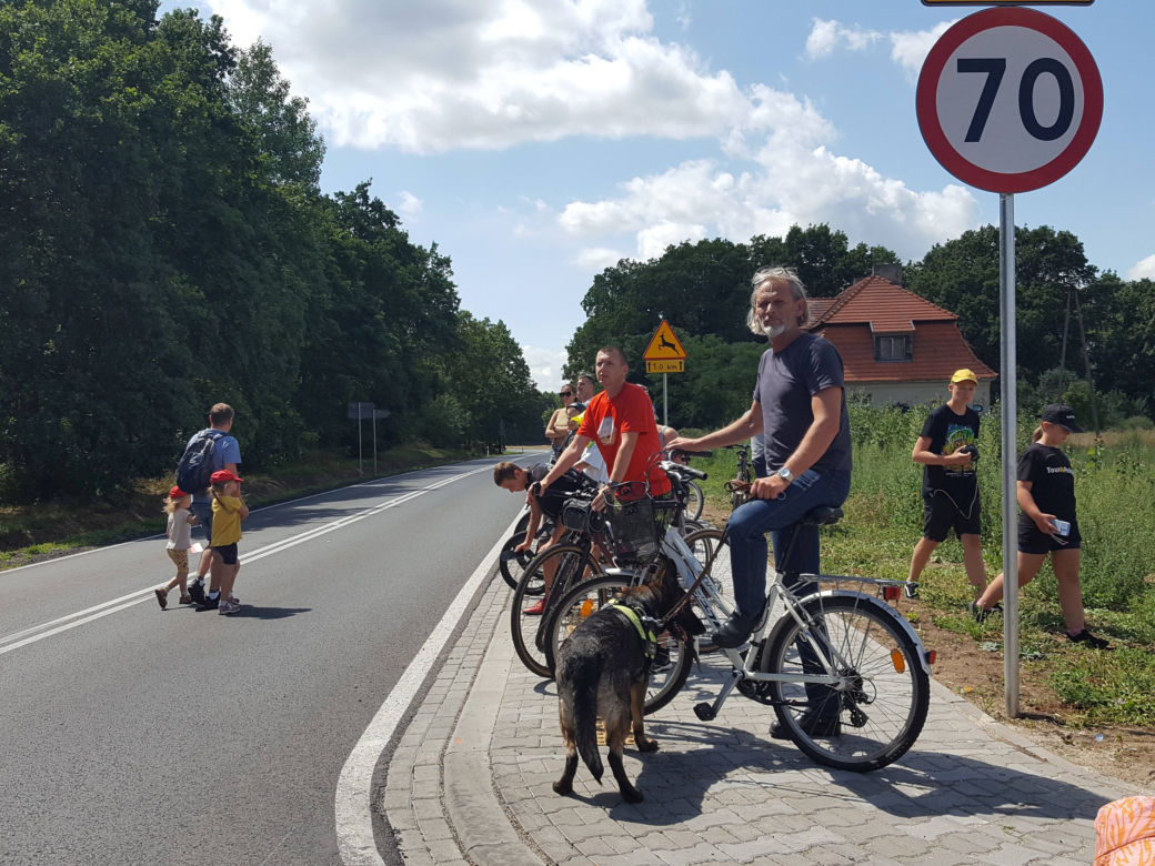 W Henrykowie koło Leszna kibice czekają na kolarzy 80. Tour de Pologne 