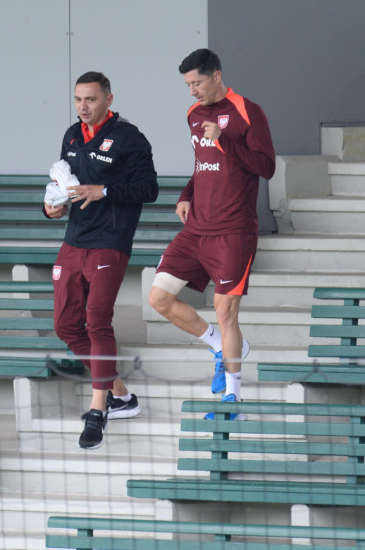 Robert Lewandowski przyłapany przed treningiem z korkami