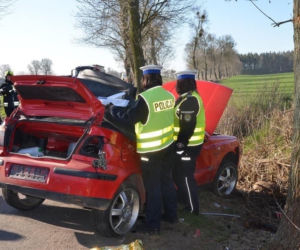 Tragiczny wypadek na Kociewiu. W Dąbrówce 16-latek wypadł z kabrioletu i zginął