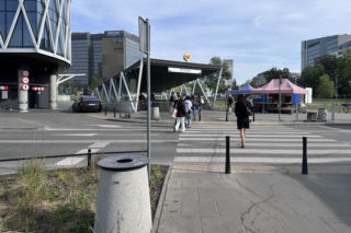 Między młotem, metrem, tramwajem i autobusem. Z tego przejścia korzystają tysiące. Teraz na działce stanie apartamentowiec
