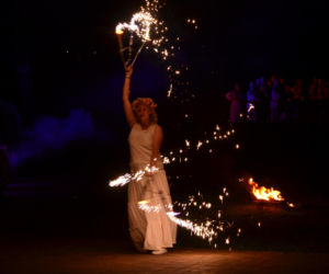 Pokaz fireshow w wykonaniu tancerzy i tancerek Teatru Ognia „Mantra” z Makowa Mazowieckiego